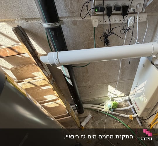מערכת צינורות וחיבורים בחדר טכני
